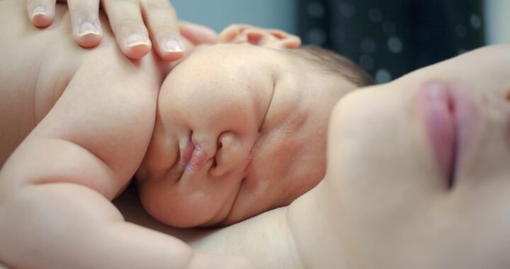 Baby weint im Schlaf: Gründe & Hilfe